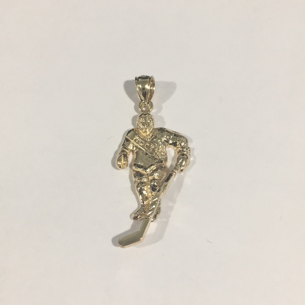 14k Yellow Gold Hockey Player Pendant